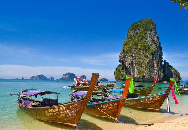 Pemandangan indah pantai tropika dengan air biru jernih